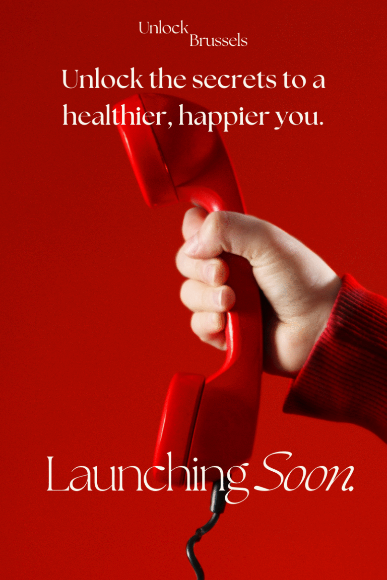 Téléphone rouge vintage tenu en main Unlock the secrets to a healthier, happier you